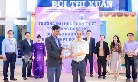 Đồng hành cùng thời gian – UPT trao tặng đồng hồ cho trường THPT Bùi Thị Xuân