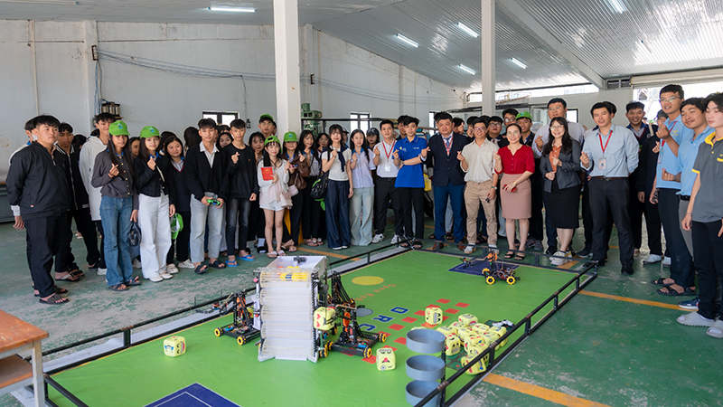 Học sinh Trường THPT Lâm Hà trải nghiệm môi trường học tập thực tế tại UPT